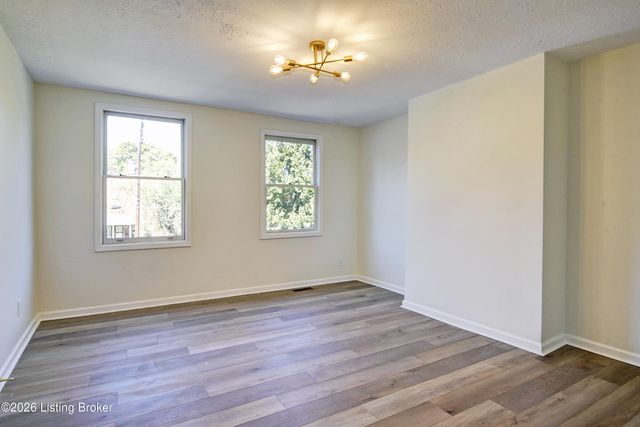 955 S 7th St, Louisville, KY 40203