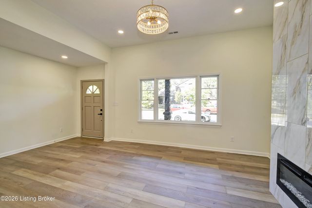 955 S 7th St, Louisville, KY 40203