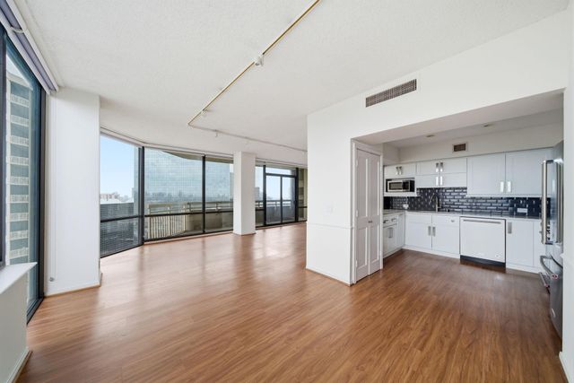 15 Greenway Plaza 25J, Houston, TX 77046