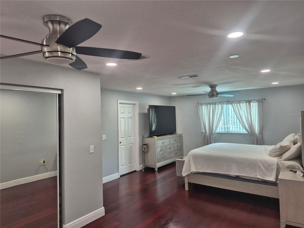 Image 10 of property listing at 6569 BENHAM COURT, Orlando, FL 32818