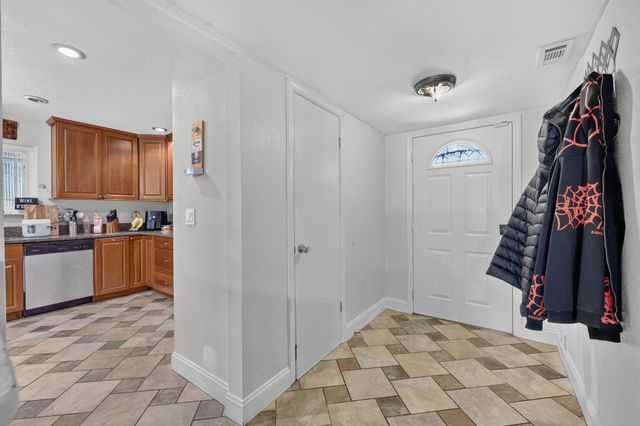 5225 Columbine Way, Carmichael, CA 95608