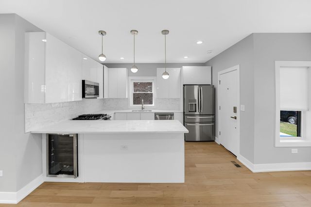 4721 W Warwick Avenue, Chicago, IL 60641