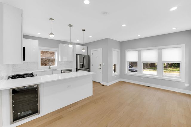 4721 W Warwick Avenue, Chicago, IL 60641