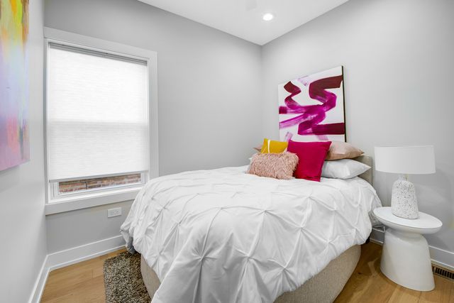 4721 W Warwick Avenue, Chicago, IL 60641