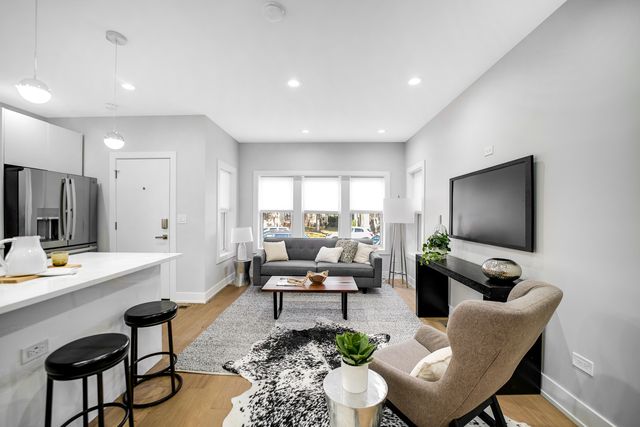 4721 W Warwick Avenue, Chicago, IL 60641