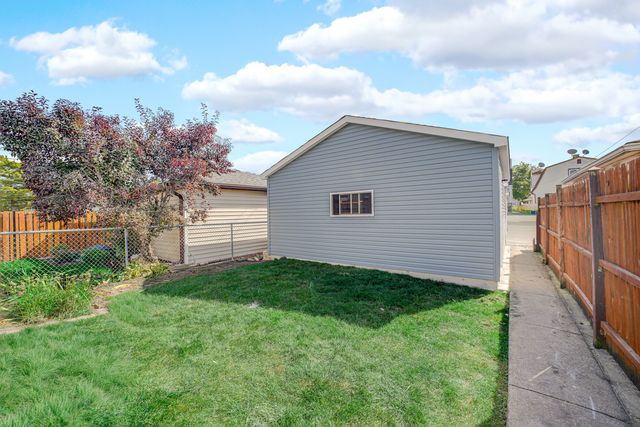 4721 W Warwick Avenue, Chicago, IL 60641