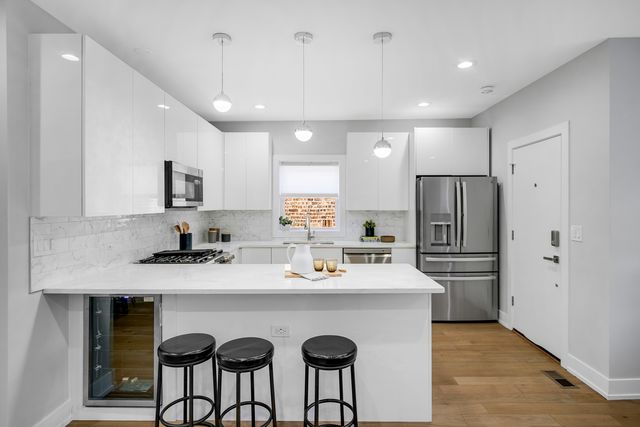 4721 W Warwick Avenue, Chicago, IL 60641