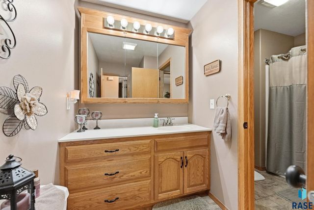 8501 E Saddle Creek Rd Road, Sioux Falls, SD 57110