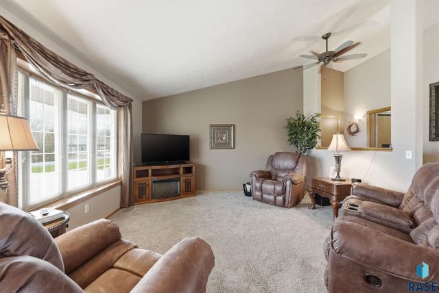 8501 E Saddle Creek Rd Road, Sioux Falls, SD 57110