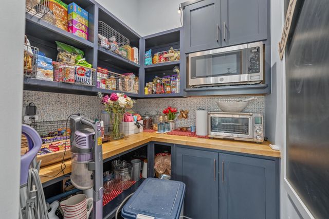 1609 N Lakeside Ct, Andover, KS 67002