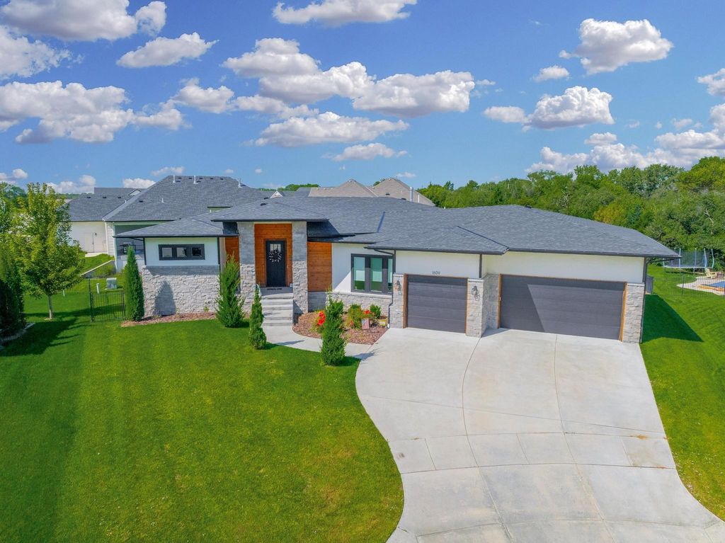 1609 N Lakeside Ct, Andover, KS 67002