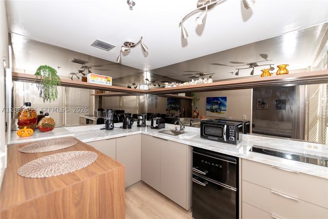 918 Ocean Dr 206, Miami Beach, FL 33139