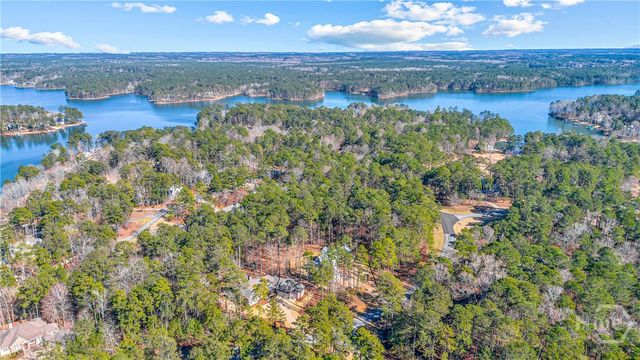 1040 Parrotts Cove, Greensboro, GA 30642