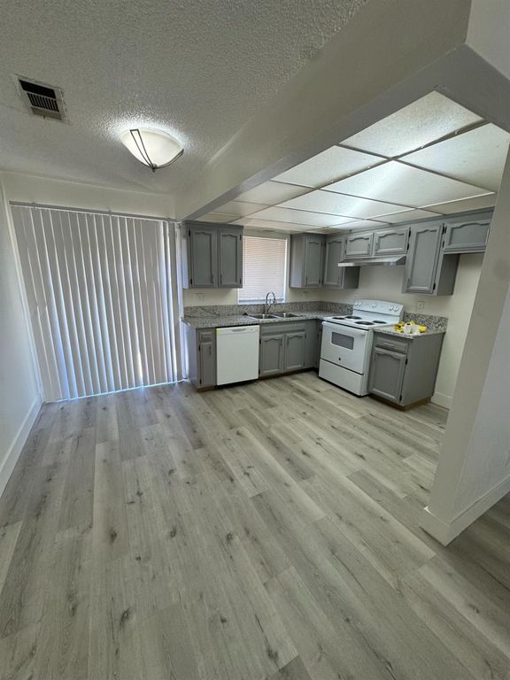 Image 6 of property listing at 7089 N Howard Street, Fresno, CA 93720