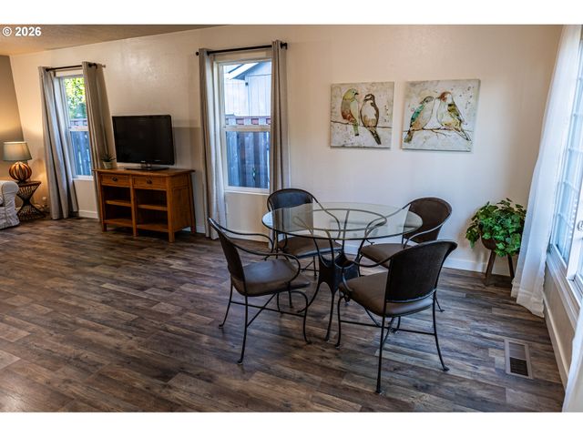 7421 Se MARTINS St, Portland, OR 97206