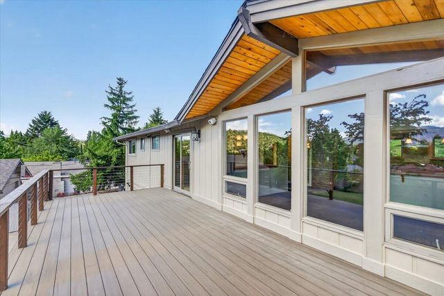 1568 Angelcrest Drive, Medford, OR 97504