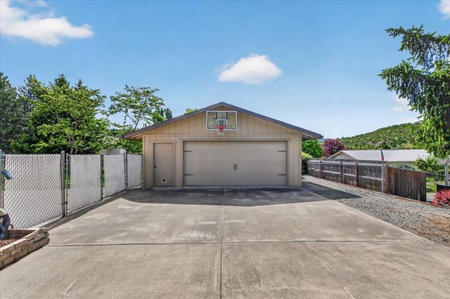 1568 Angelcrest Drive, Medford, OR 97504