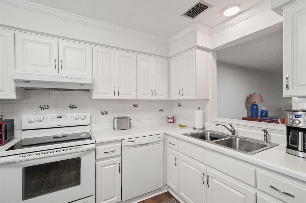 Image 4 of property listing at 19029 US HIGHWAY 19 N 13A, Clearwater, FL 33764