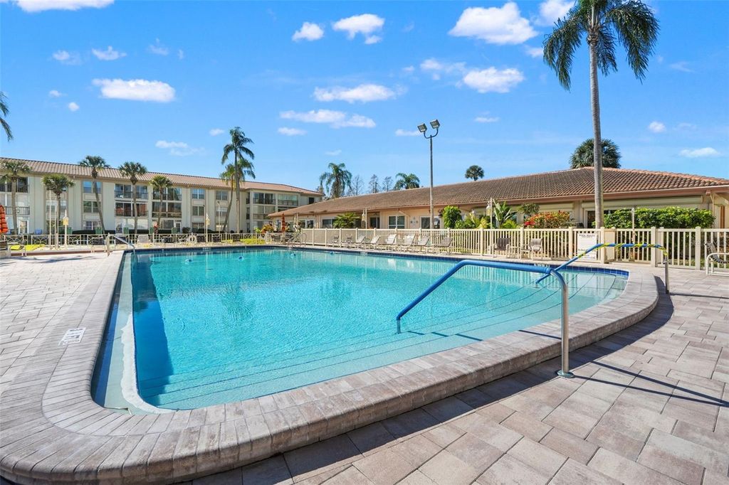 Image 39 of property listing at 19029 US HIGHWAY 19 N 13A, Clearwater, FL 33764