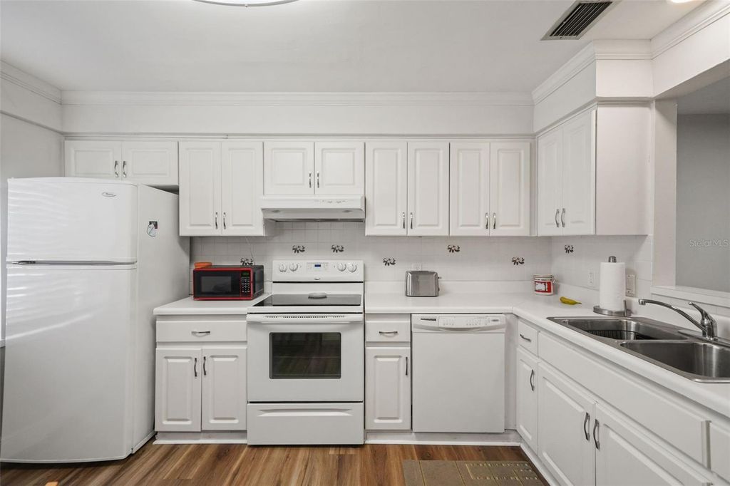 Image 5 of property listing at 19029 US HIGHWAY 19 N 13A, Clearwater, FL 33764