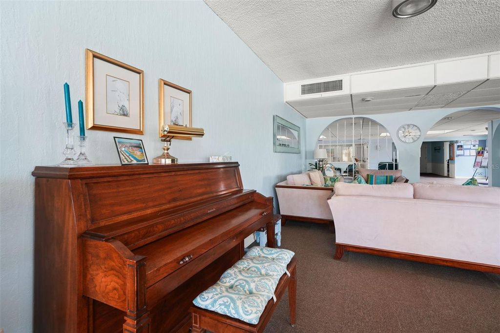 Image 50 of property listing at 19029 US HIGHWAY 19 N 13A, Clearwater, FL 33764