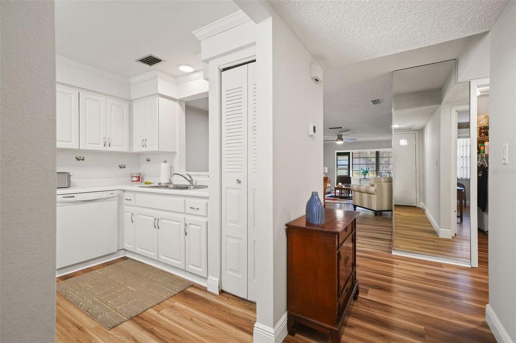 Image 7 of property listing at 19029 US HIGHWAY 19 N 13A, Clearwater, FL 33764