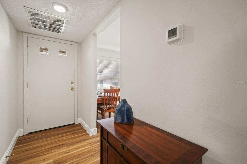 Image 8 of property listing at 19029 US HIGHWAY 19 N 13A, Clearwater, FL 33764