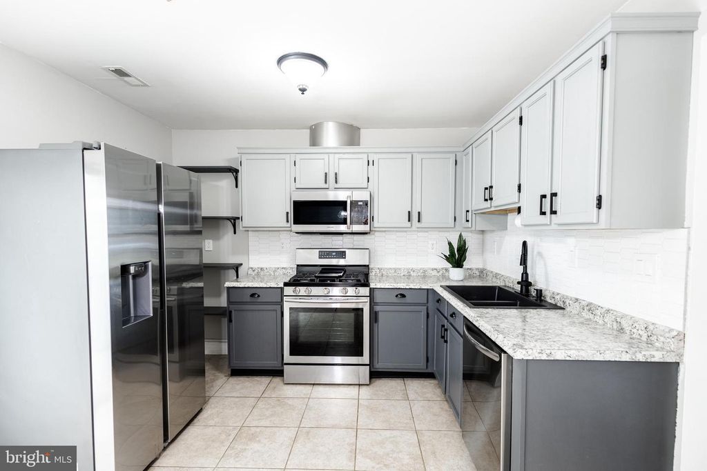 Image 3 of property listing at 2473 SAGEWOOD CT, Waldorf, MD 20601