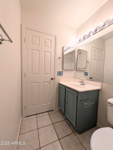 2325 E LAKECREST Drive, Gilbert, AZ 85234