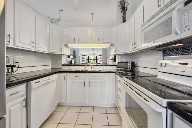 7673 Tahiti Lane 203, Lake Worth, FL 33467