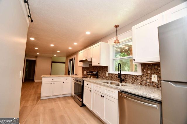 257 Lake Place Drive, Lavonia, GA 30553
