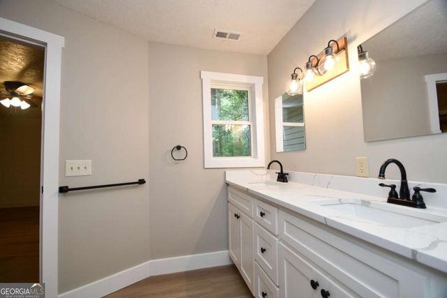 257 Lake Place Drive, Lavonia, GA 30553