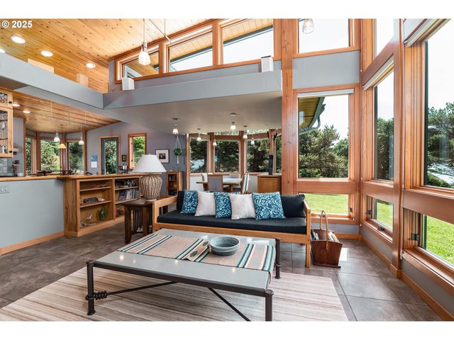 88675 WHITING Ln, Bandon, OR 97411