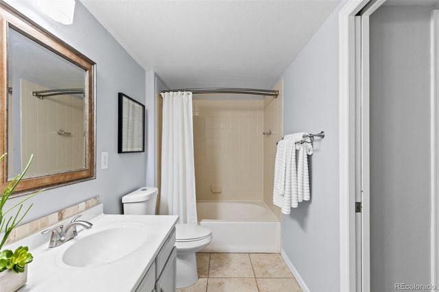 5443 S Dover Street 204, Denver, CO 80123