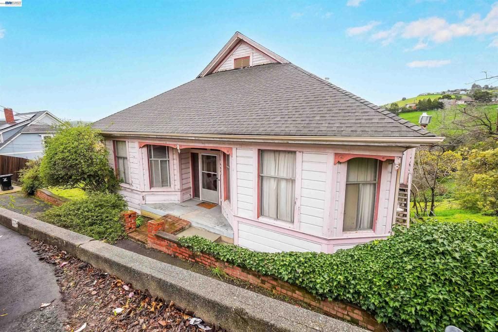 Image 1 of property listing at 1033 1033 2nd Ave, Crockett, CA 94525