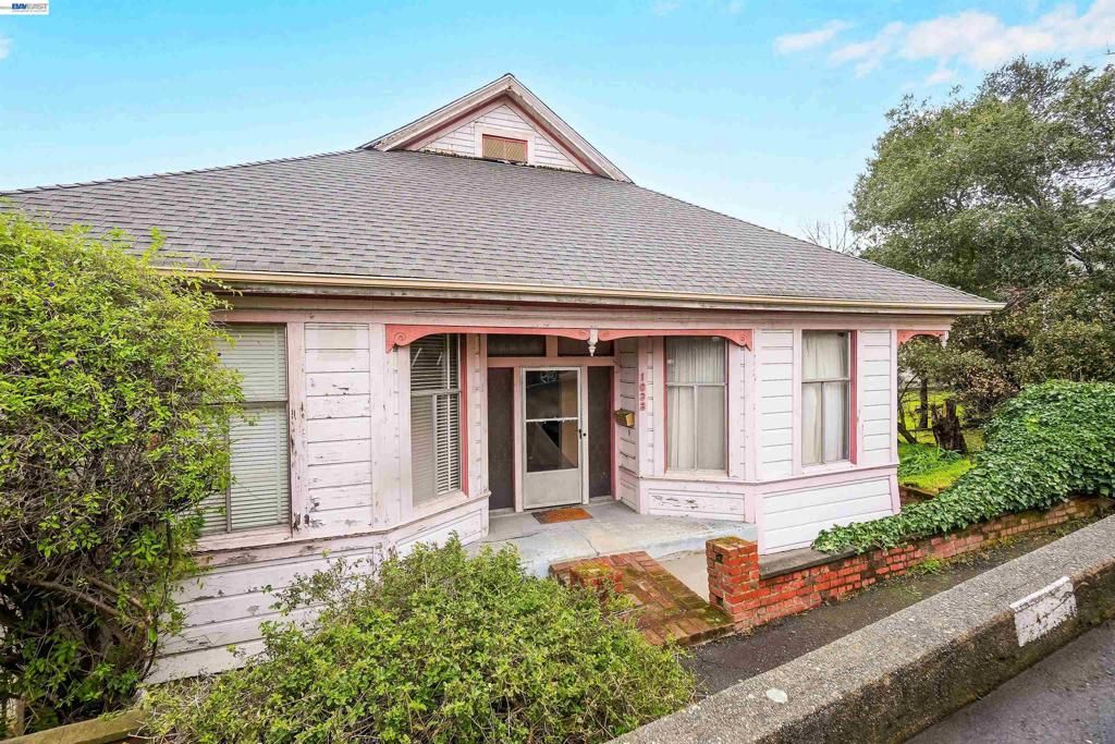 Image 2 of property listing at 1033 1033 2nd Ave, Crockett, CA 94525