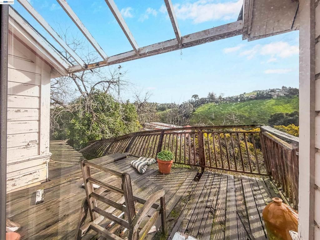 Image 22 of property listing at 1033 1033 2nd Ave, Crockett, CA 94525