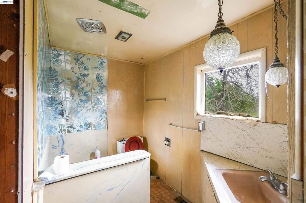 Image 26 of property listing at 1033 1033 2nd Ave, Crockett, CA 94525