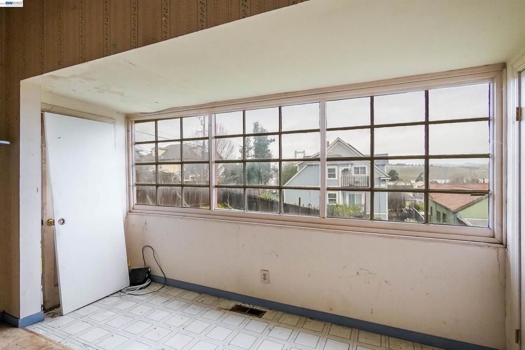 Image 28 of property listing at 1033 1033 2nd Ave, Crockett, CA 94525