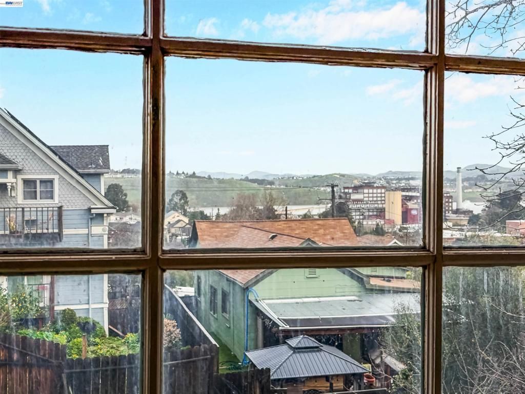 Image 30 of property listing at 1033 1033 2nd Ave, Crockett, CA 94525