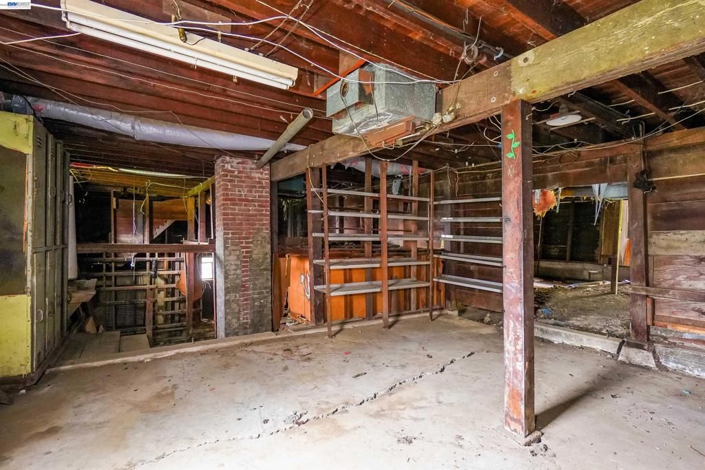 Image 35 of property listing at 1033 1033 2nd Ave, Crockett, CA 94525