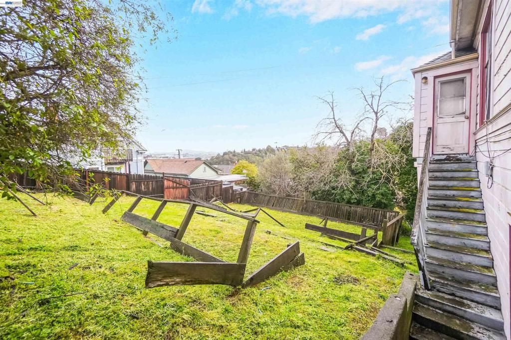 Image 42 of property listing at 1033 1033 2nd Ave, Crockett, CA 94525