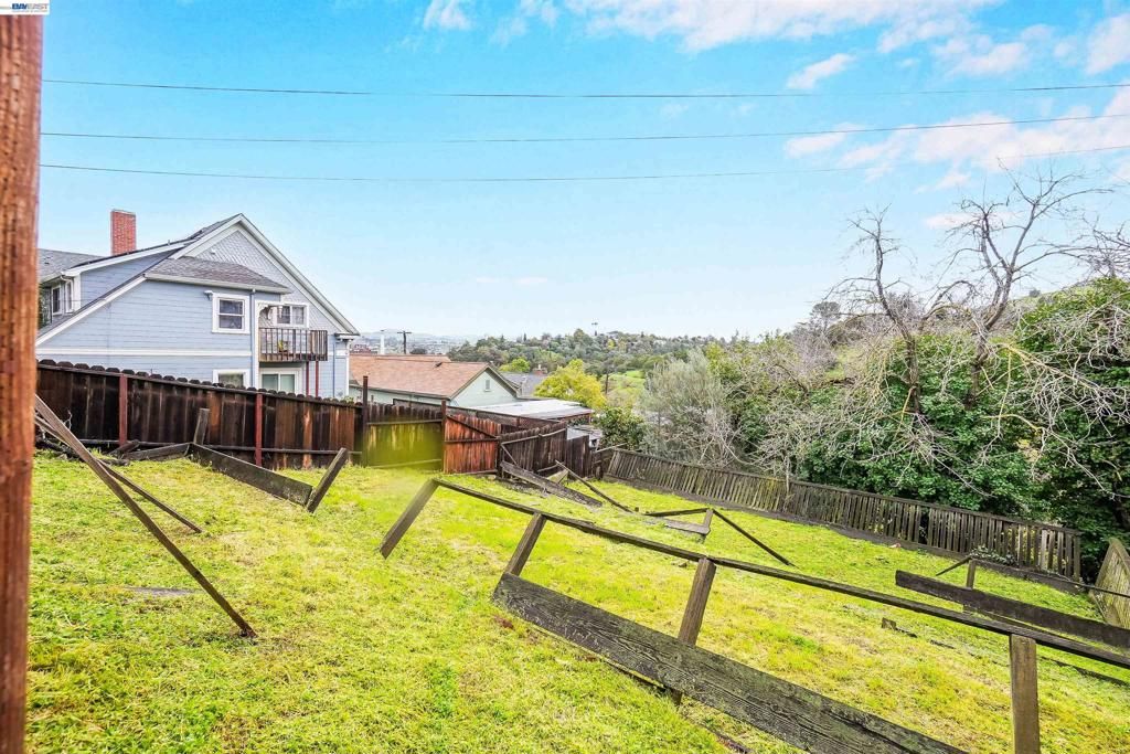 Image 43 of property listing at 1033 1033 2nd Ave, Crockett, CA 94525