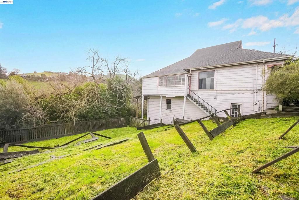 Image 45 of property listing at 1033 1033 2nd Ave, Crockett, CA 94525