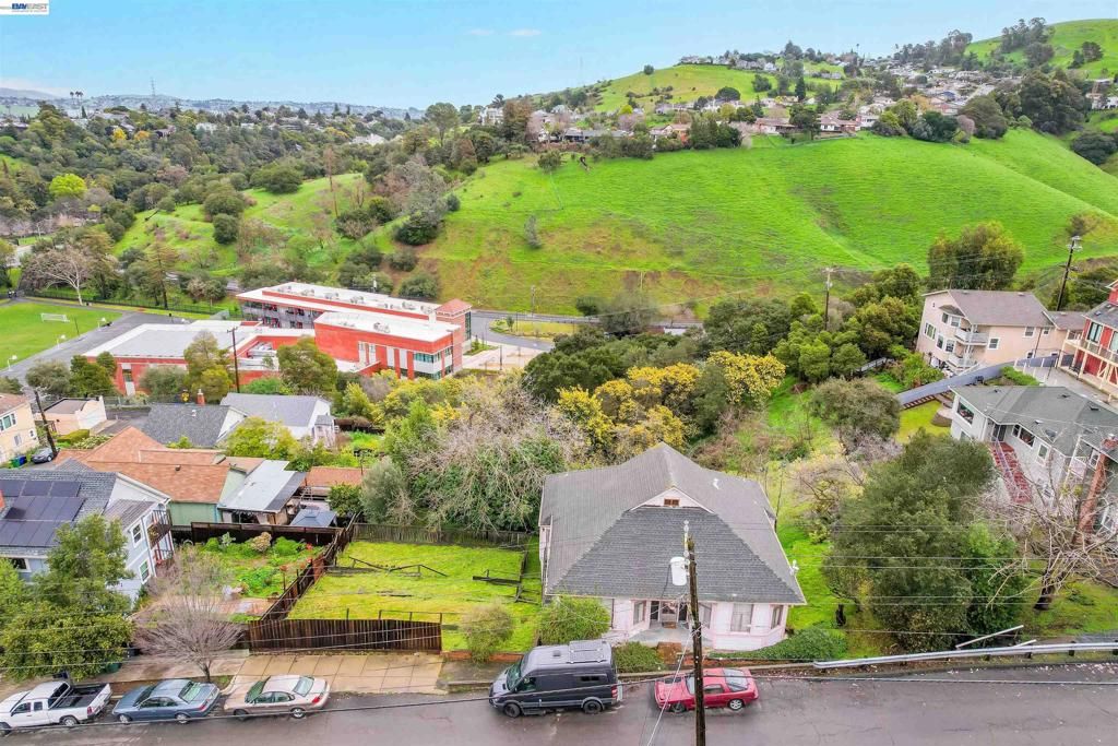 Image 51 of property listing at 1033 1033 2nd Ave, Crockett, CA 94525