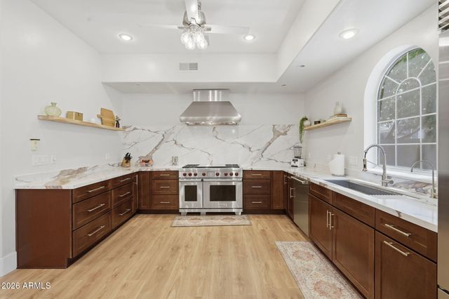 302 S TUCANA Court, Gilbert, AZ 85296