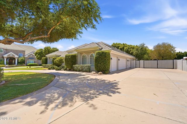 302 S TUCANA Court, Gilbert, AZ 85296