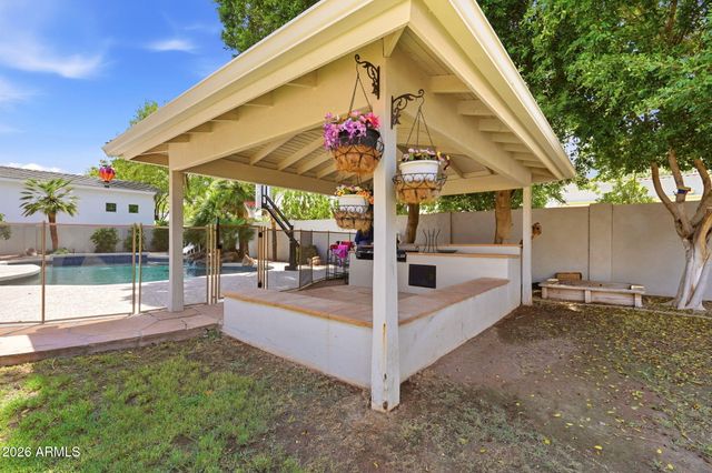 302 S TUCANA Court, Gilbert, AZ 85296