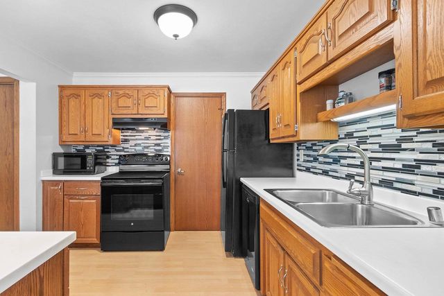 2945 MOSSY OAK CIRCLE, Green Bay, WI 54311