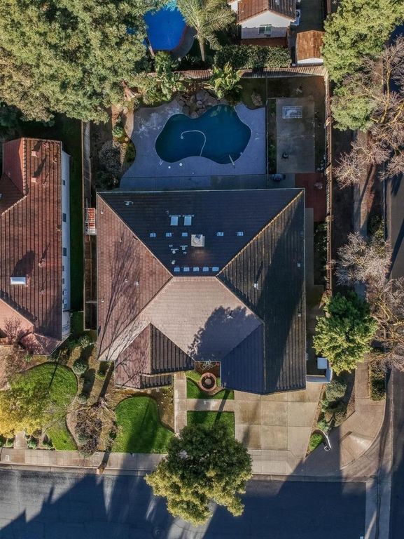 Image 10 of property listing at 7449 N Lodi Ave, Fresno, CA 93722